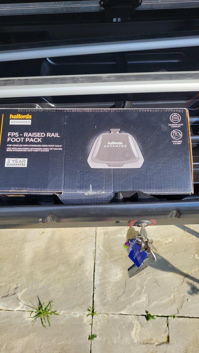 Halfords Car Roof Box with roof bars and fittings — photo 3 of 3