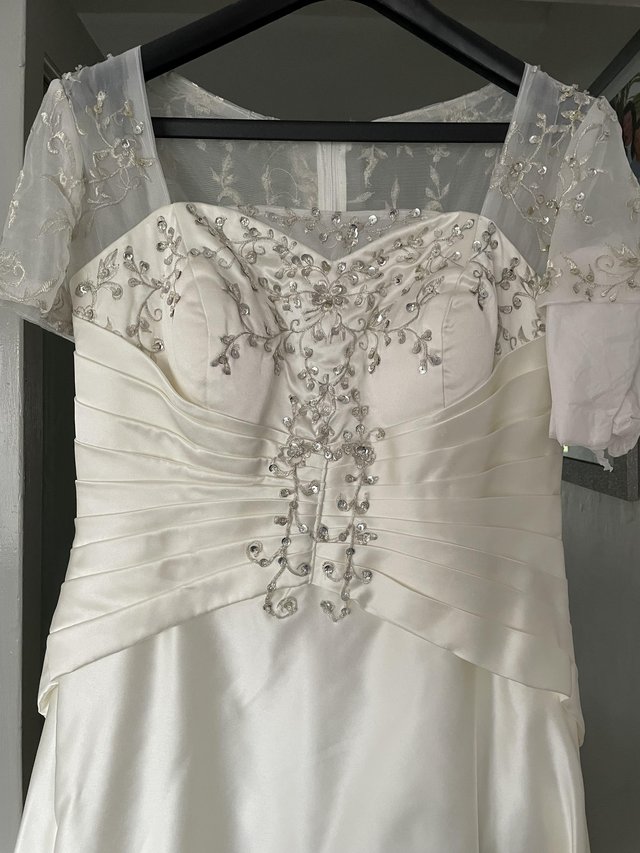 Preview of the first image of Wedding dress size 12 . Cream dress.