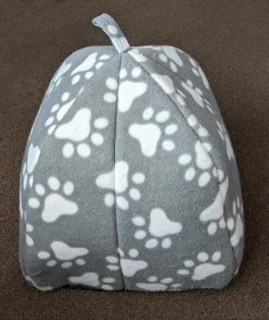 Image 4 of Small Grey / White Pet Igloo For Cats Or Small Dogs    BX49