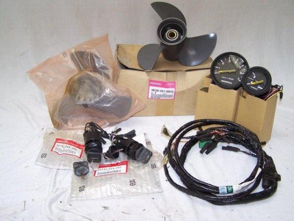 Image 1 of Honda BF30 propellers and instruments.