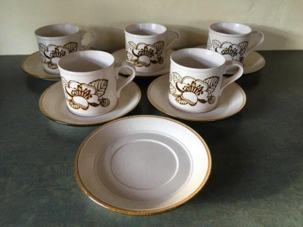 Image 1 of Vintage 1970s Kiln Craft Bramble 5 mugs + 6 saucers.