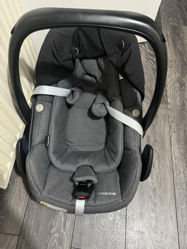 Preview of the first image of Grey Maxi cosi pebble plus.