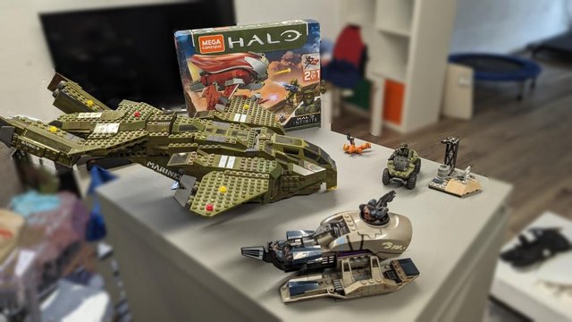 Preview of the first image of Halo Lego/Mega Bloks - Pelican Dropship.