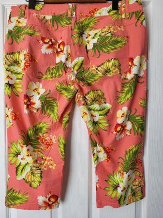 Image 2 of Flowery cropped trousers - stretchy cotton