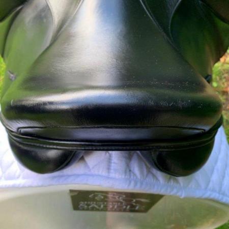Image 20 of Kent & Masters 17" Low Profile Dressage saddle (S2834)