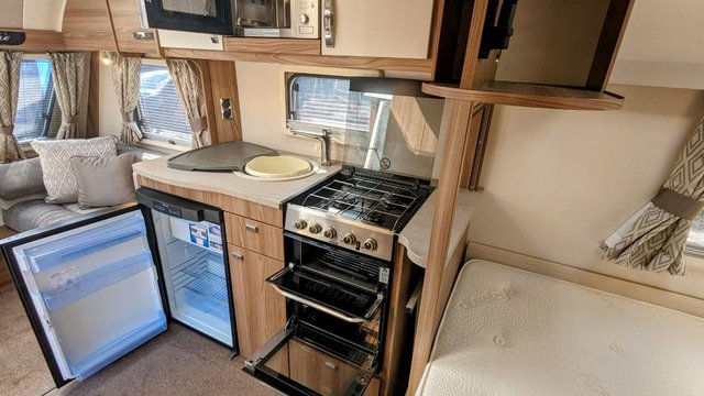 Image 16 of STUNNING SWIFT FREESTYLE - 2017 4 BERTH CARAVAN WITH AWNING