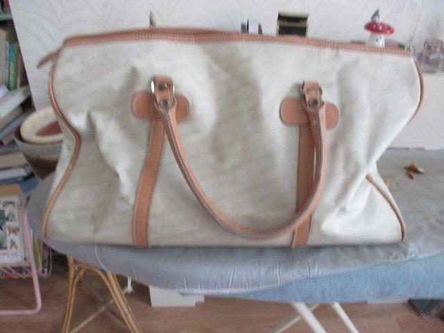 Preview of the first image of ELIZABETH ARDEN HOLDALL - USED.