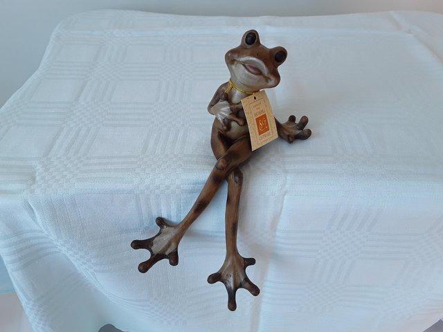 Preview of the first image of SHUDEHILL GIFTWARE WOODY LONG LEG FROG SHELF NEW IN BOX.