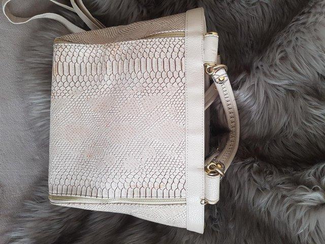 Preview of the first image of Cream handbag with shoulder strap.