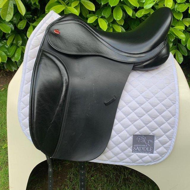 Preview of the first image of Kent & Masters 17.5 S-Series Dressage surface saddle(s3181).