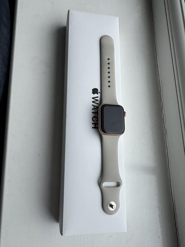 Preview of the first image of Apple Watch SE rose gold 40mm.