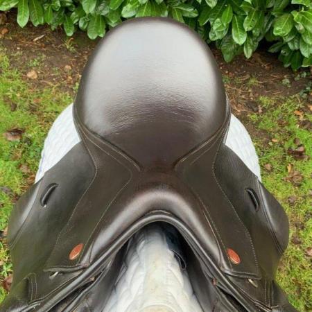 Image 4 of Kent & Masters 17” S-Series Anatomic saddle