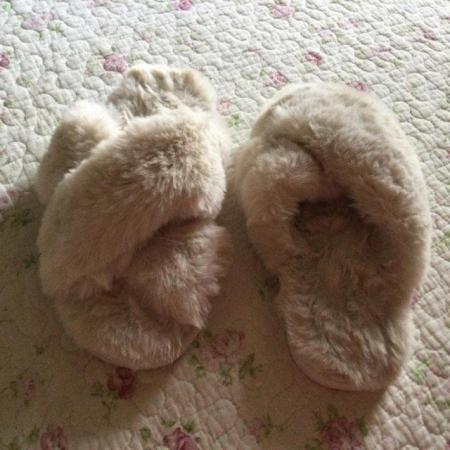 Image 3 of Almost New Fluffy Cream Cross Front Slippers, sz 5-6