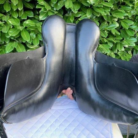 Image 19 of Kent & Masters 17 inch S-Series High Wither Dressage saddle