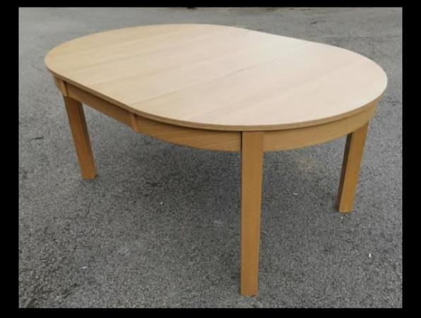 Image 2 of 4-6 seater Oak extendable dining table