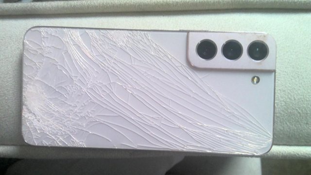 Image 2 of Samsung S22 screen front and back broken otherwise working