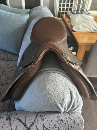 Image 2 of 17.5 inch brown English leather eclipse saddle