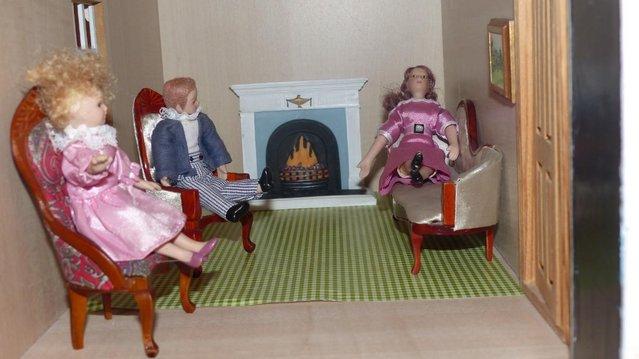 Image 9 of Georgian style Dolls House complete.