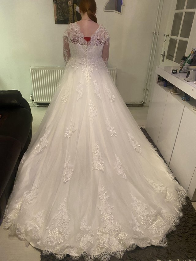 Preview of the first image of Beautiful lace wedding dress.
