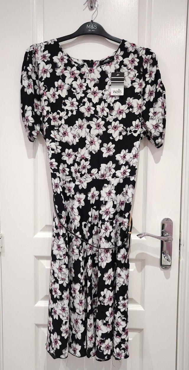 Preview of the first image of New Wallis Black Floral Summer Lightweight Dress Size 14.