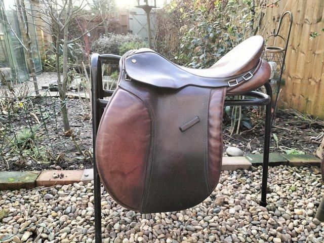 Preview of the first image of 17" English Leather Working Hunter saddle.