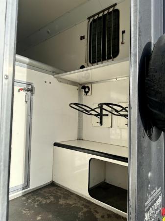 Image 3 of 3.5t HORSEBOX WITH LOW MILEAGE