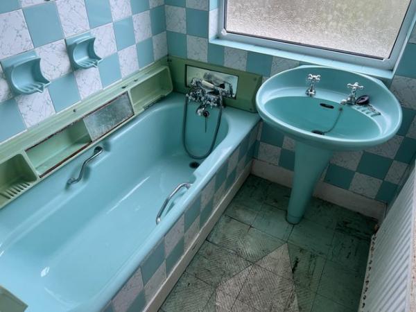 Image 3 of Green 1930’s bathroom suite