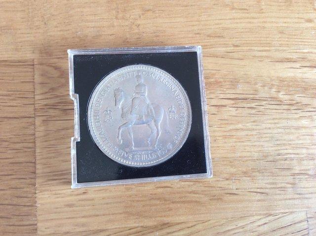Preview of the first image of 1953 five shilling coin in case..