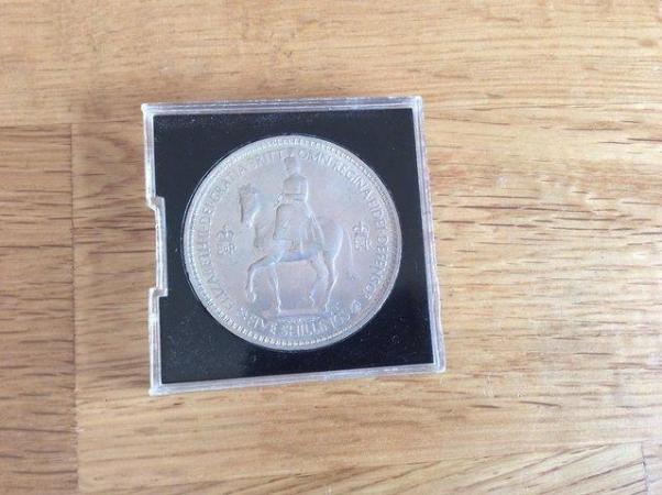 Image 1 of 1953 five shilling coin in case.