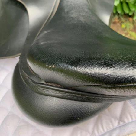 Image 17 of Thorowgood T6 18 inch dressage saddle