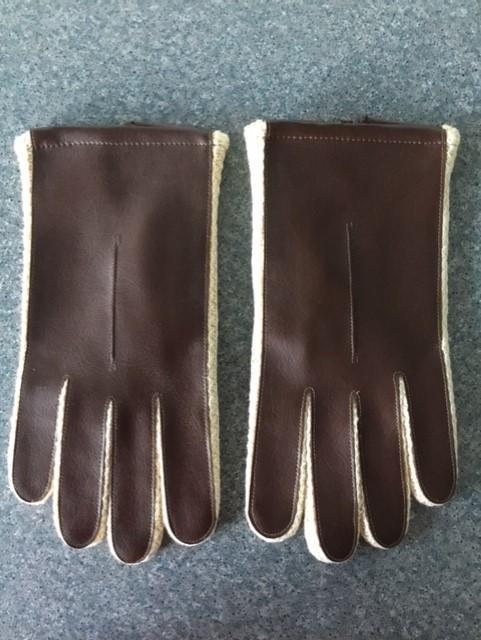 Preview of the first image of Men's brown and cream Gloves – Medium.