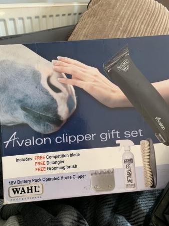 Image 3 of Wahl Avalon clipper set hardly used