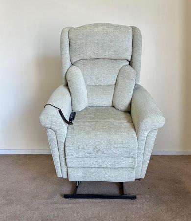 Image 7 of LUXURY ELECTRIC RISER RECLINER DUAL MOTOR GREEN CAN DELIVER