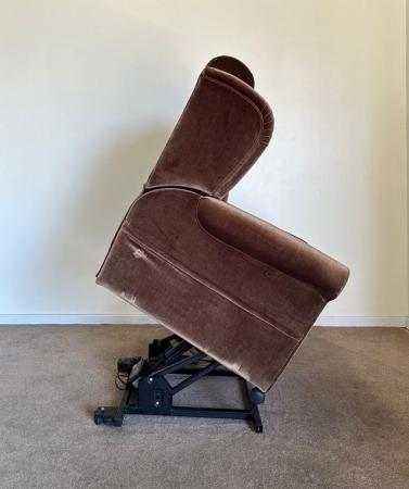 Image 16 of RECLINER FACTORY MOBILITY ELECTRIC RISER RECLINER CHAIR