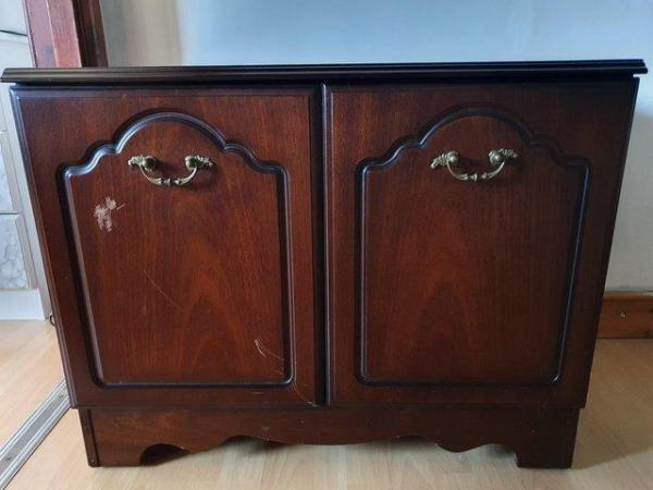 Image 1 of Small mahogany unit with 2 doors approx 75 x 46 x 60cm