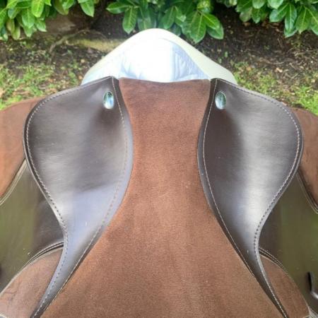 Image 14 of Thorowgood T4 17 inch cob saddle