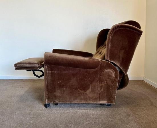 Image 12 of RECLINER FACTORY MOBILITY ELECTRIC RISER RECLINER CHAIR