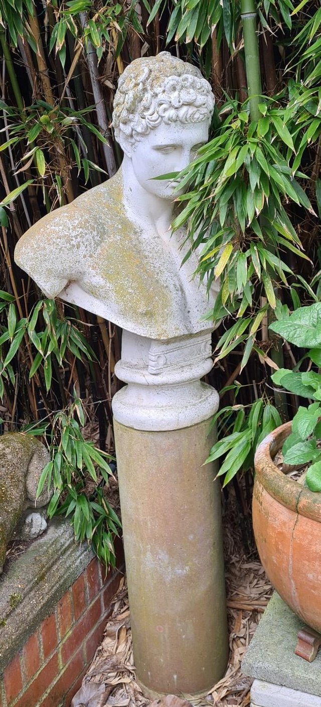  Statue - Bust with round Pedestal