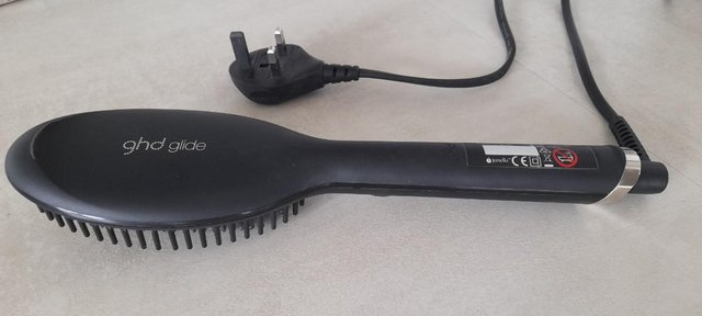 Preview of the first image of GHD Glide straightening hotbrush.