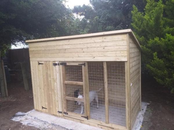 Image 2 of 8ft x 4ft x5'6'' dog kennel and run