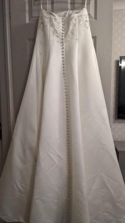 Image 4 of Gorgeous wedding dress size 18