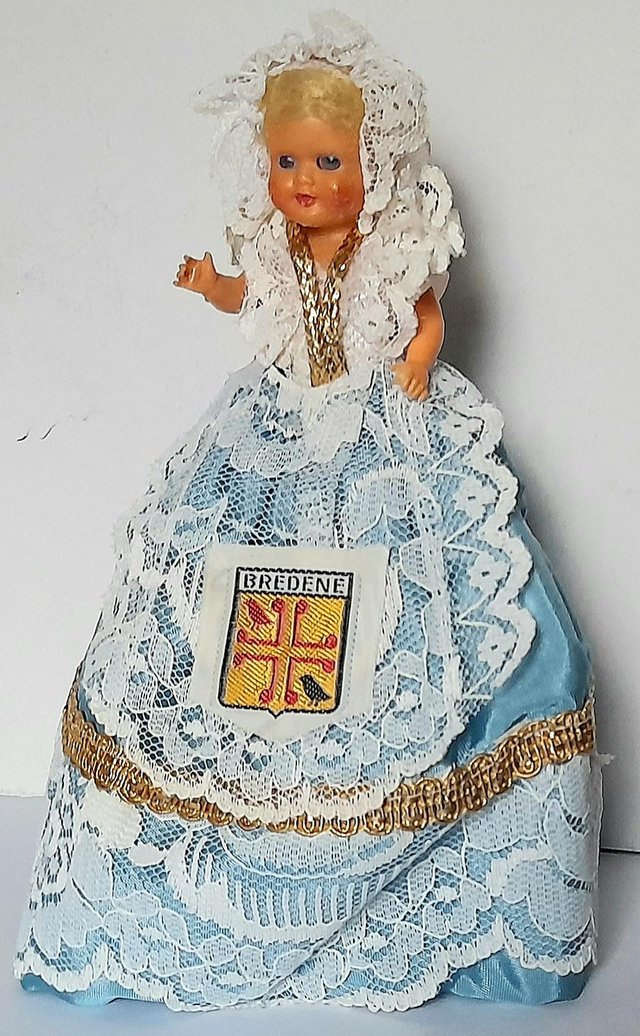 Preview of the first image of EMMA * BELGIAN TRADITIONAL DRESS DOLL 18 cm GOOD.