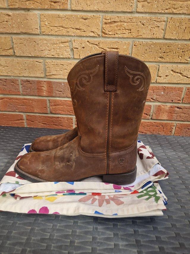 Preview of the first image of Ariat western boots SIZE 6 new without box.