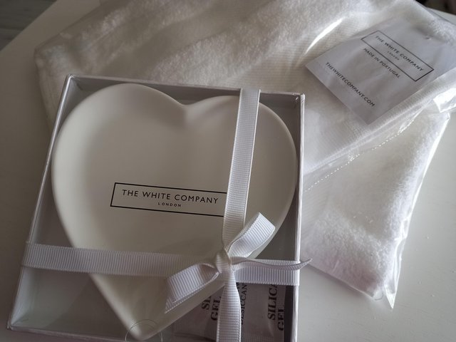 Preview of the first image of WHITE COMPANY BATHROOM ITEMS BUNDLE/JOBLOT.