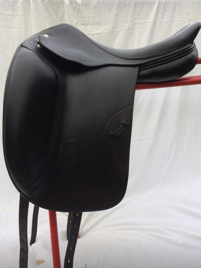 Preview of the first image of Amerigo Pinerolo Dressage saddle. 17.5 medium. Brown.