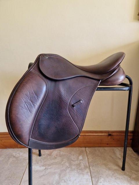 Preview of the first image of 17" Adjustable Shires Optimus Saddle.