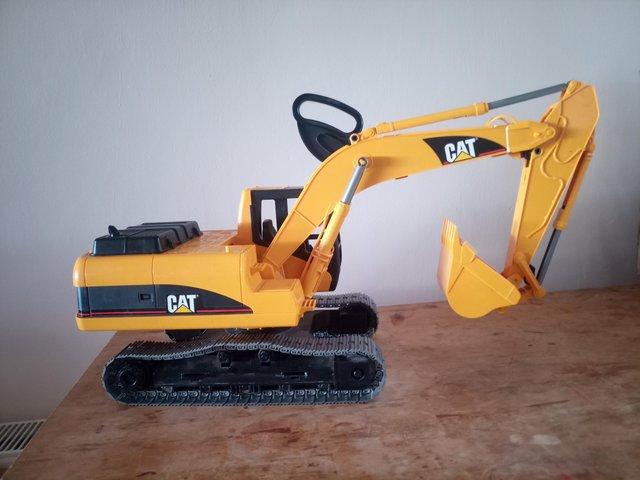 Preview of the first image of Bruder Excavator. Yellow with the CAT logo.