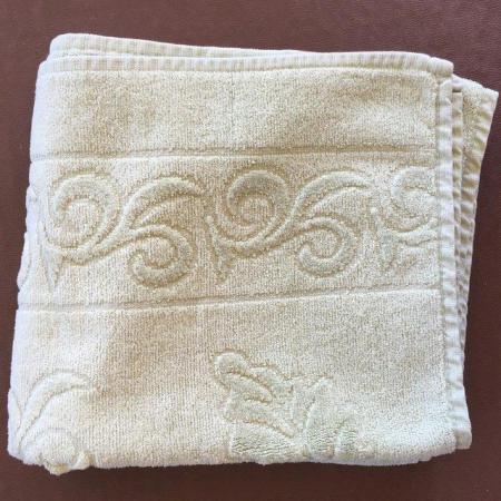 Image 3 of 2 green hand towels £1 ea,2 white guest/sport towels £1 both
