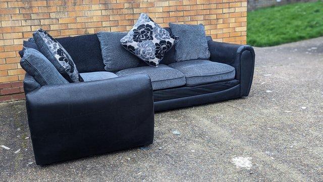 Image 2 of Small L piece corner sofa. (Like new)