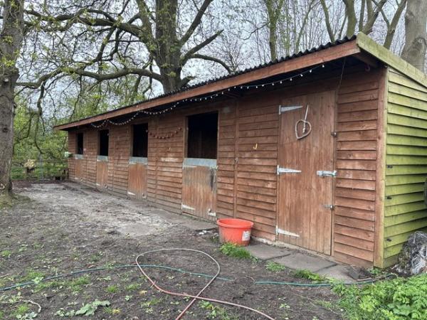 Image 3 of Stable block 4 stables & tack room